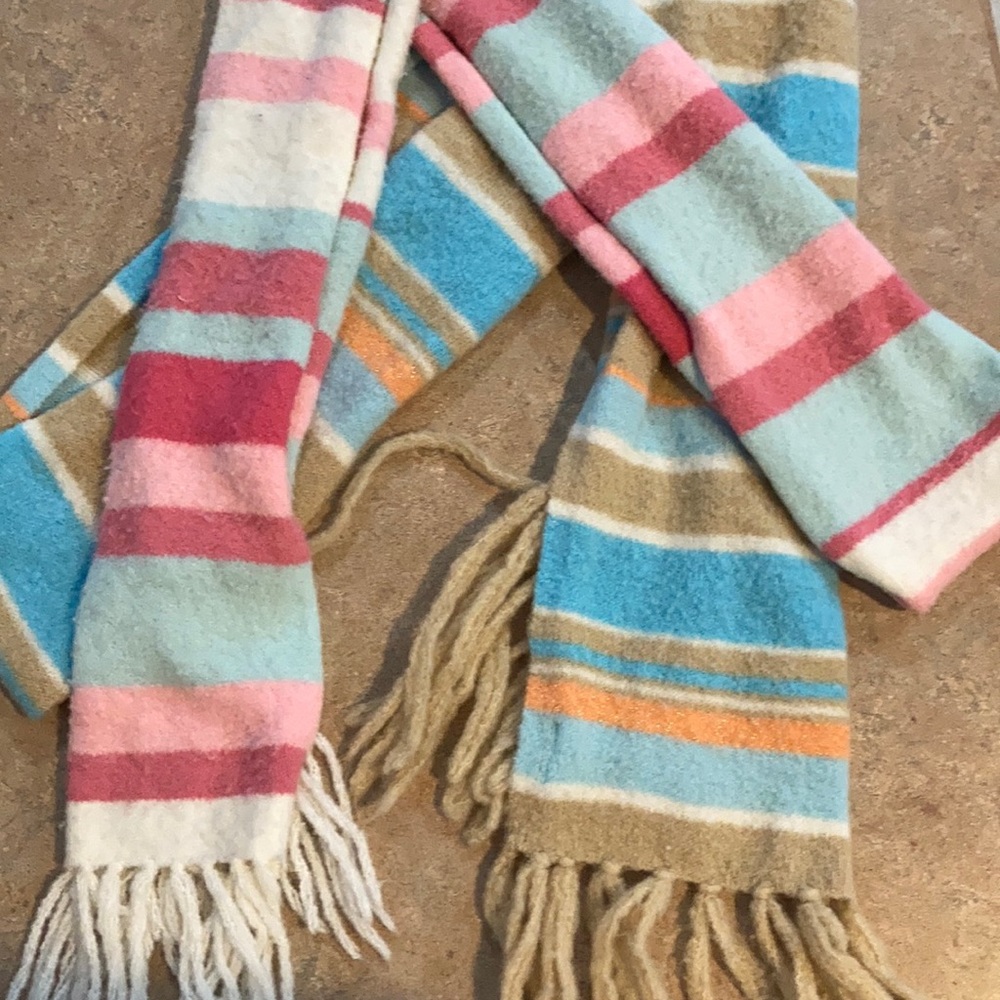 2 scarfs